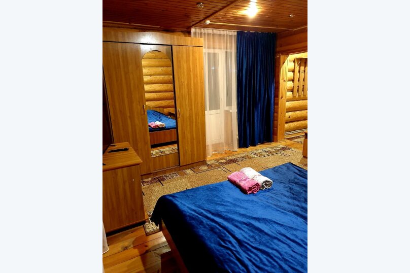 Однокомнатный номер на 4 спальных места с балконом, от 1 до 4 гостей, двуспальная кровать, балкон, вид на реку, горы