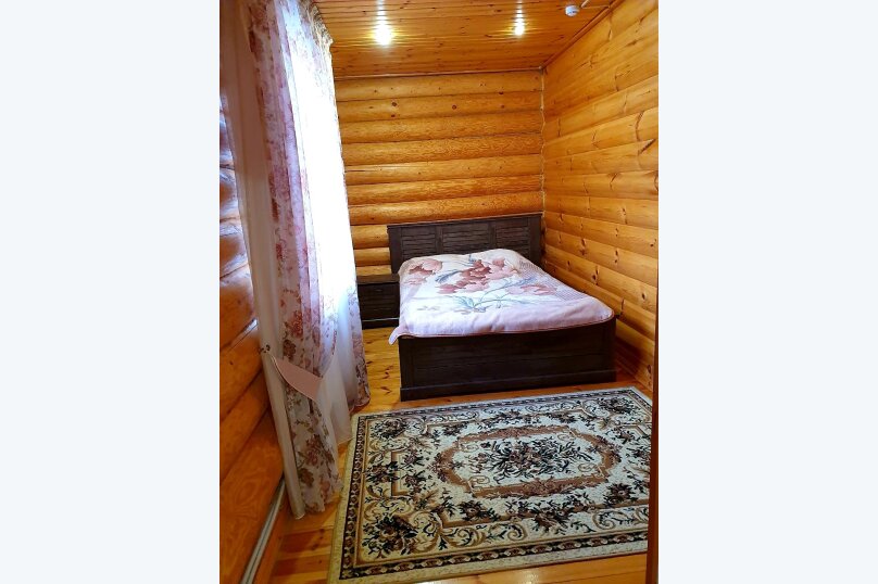 Двухкомнатный номер на 4 спальных места, 2 комнаты, от 1 до 4 гостей, двуспальная кровать, балкон, вид на реку, горы