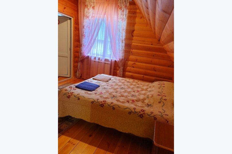 Двухкомнатный номер на 5-ть спальных мест, 2 комнаты, от 1 до 5 гостей, двуспальная кровать, вид на реку, горы